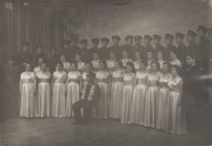 В телестудии г.Свердловска выступает самодеятельный хор в/ч 21221 «Муранитная».     26 апреля 1961 г. Фото из архива Городского краеведческого музея.