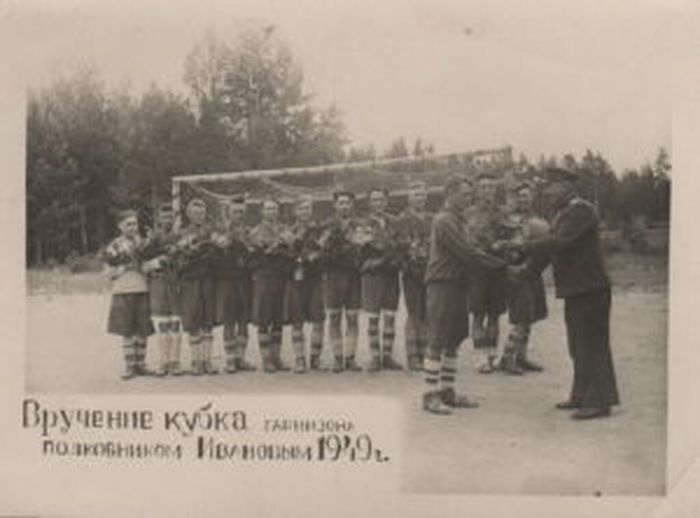 Вручение кубка гарнизона  полковником  Ивановым М.Г. Фото из архива городского краеведческого музея
